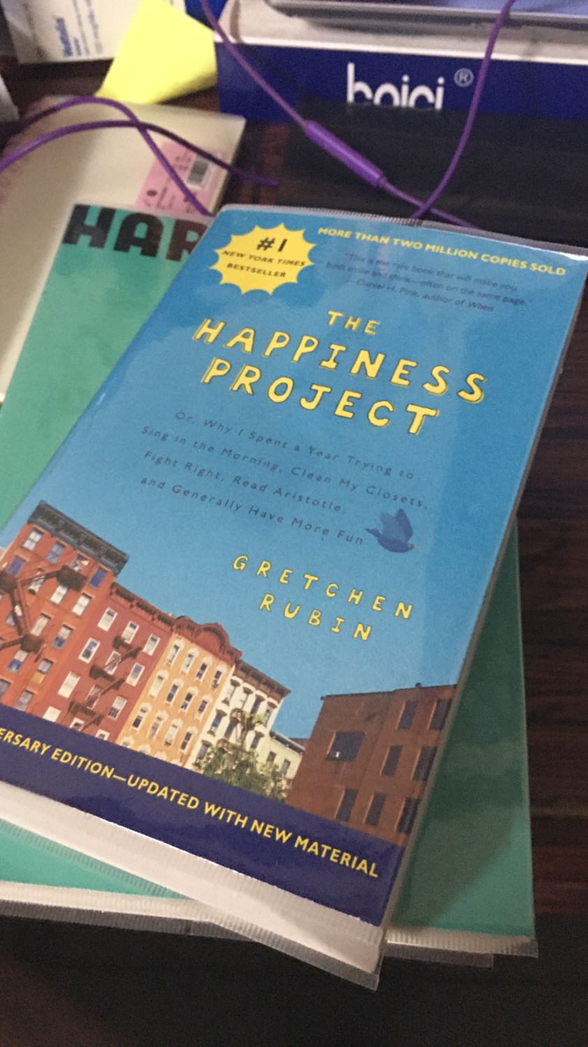 Mới đầu mình nhận thì hơi bất ngờ do nó nhỏ so với tưởng tượng của mình, nhưng mà coi lại mới biết là bản này là bản pocket nên thôi không sao. Về phần bìa thì ổn, sách không bị gấp hay nhăn cạnh. Về phần giấy bên trong thì hơi thất vọng do giấy cảm giác như cũ và ở dạng tái chế (giấy màu xám, nhám và mỏng) nhưng mình không quan tâm lắm, cái mình quan tâm là nội dung bên trong mà nó mang lại và cũng như mình mua cuốn này cũng một phần là luyện đọc viết tiếng anh kkkk
Nội dung sách là về dự án sống hạnh phúc của tác giả được chia làm 12 tháng. Mỗi chương tượng trưng cho 1 tháng, bố cục này lại khiến mình thích thú vì mình có thể đem áp dụng cho chính bản thân một cách dễ dàng và có thể kiểm soát được.