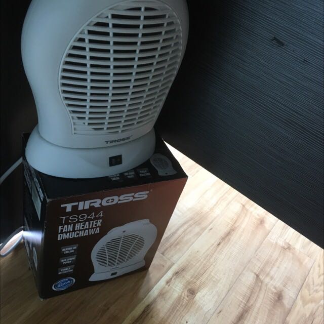 Quạt chạy tốt, ấm chân. Thích hợp cho ngồi vp máy lạnh bị lạnh chân. Sp thứ 2 mua của Tiross và tiki. Rất hài lòng về chất lượng.