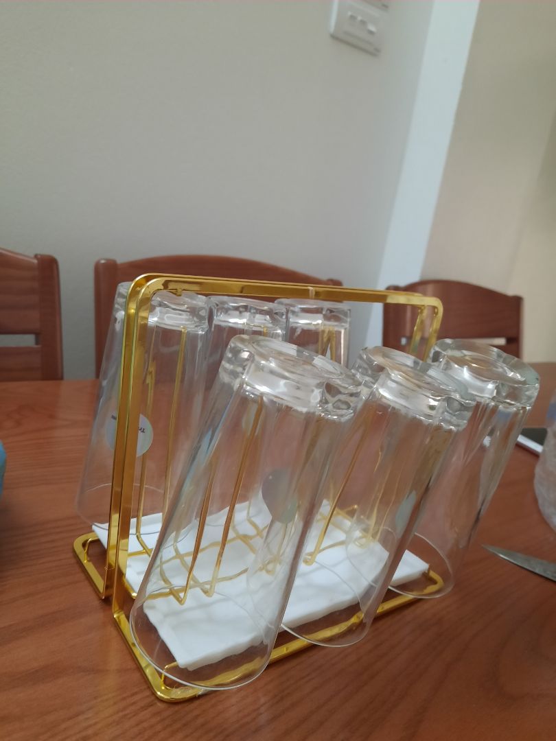 Sản phẩm bóng đẹp như hình, chỉ có khay nhựa dưới hơi bé úp cốc là nước chảy ra ngoài