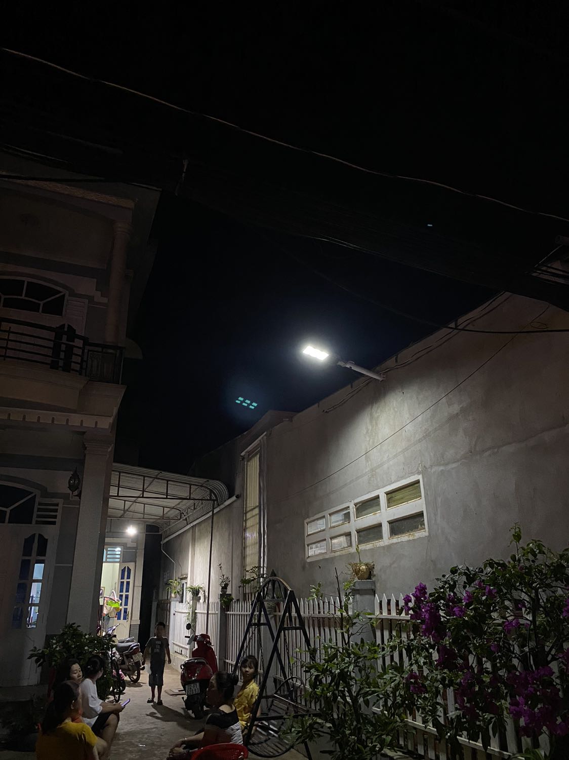 Quảng cáo là bóng 300w, mà sáng yếu hơn bóng led buld 50w, chưa j thấy *** đảo khách hàng rõ r, còn độ bền thì chờ thời gian kiểm chứng, chắc cũng ko đc lâu đâu