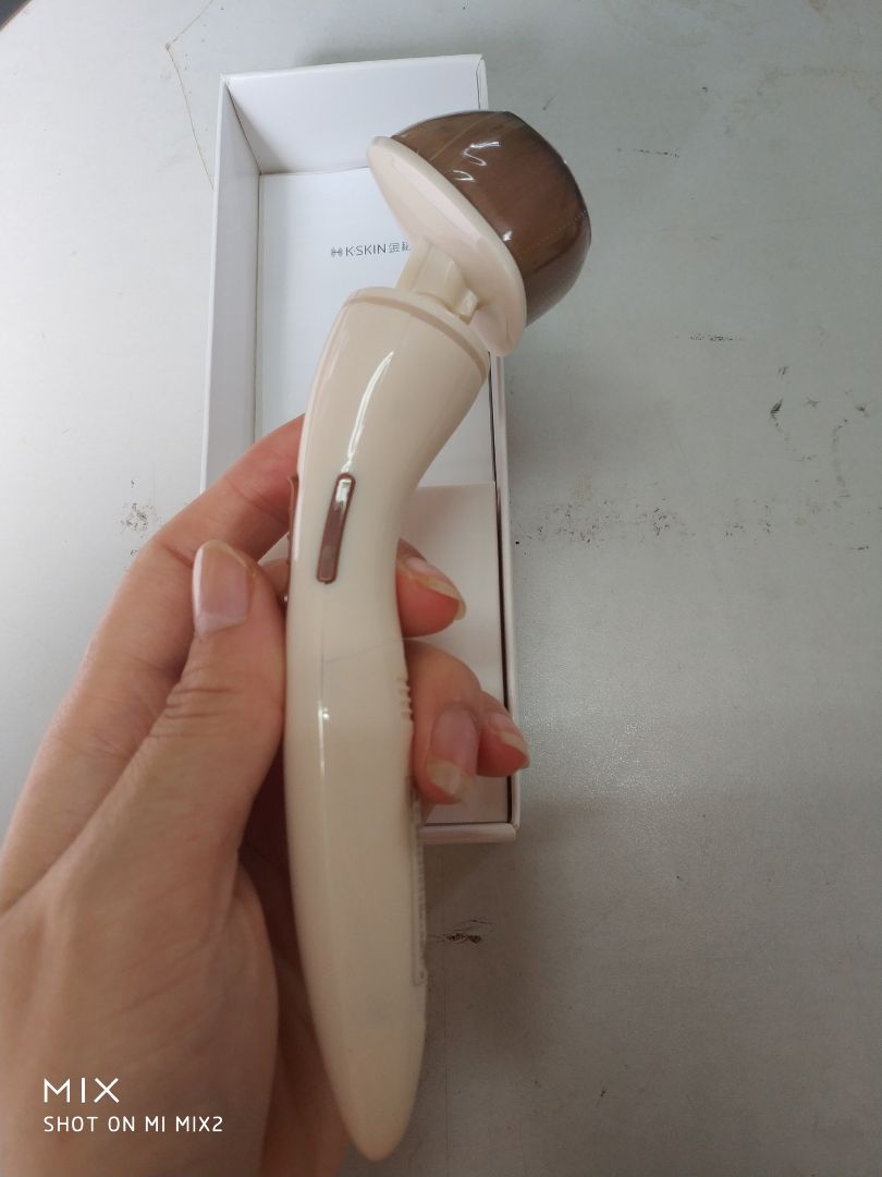 cọ dùng rất thích luôn không phải dặm hay tán thủ công, tán đều ko bị bết dích hay để lại dấu cọ, rất thuận tiện cho việc trang điểm