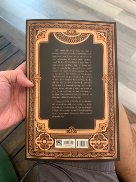 Sách rất đẹp, bìa sách thật sự ấn tượng. Quyển này cùng dịch giả với Bố Già. Bản thân dịch giả có đủ văn ngôn để tạo ra một nét văn phong rất “Bố Già” đó là văn phong tình cảm, chân thật, câu từ êm xuôi rất dễ lọt vào lòng người đọc. Cứ đọc và sẽ thích.