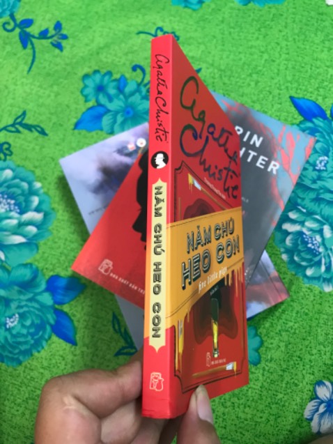 Một trong những tựa sách hay của nữ hoàng viết truyện trinh thám Agatha Christie.

Nếu bạn là fan của AC thì chẳng có lý do gì để bỏ qua.

Còn nếu bạn mới làm quen với tác giả này thì cuốn này rất thích hợp để bắt đầu.

5 nghi phạm của 16 năm trước.

1 câu đố hóc búa và đáp án vẫn đang chờ người giải.

Here we go
