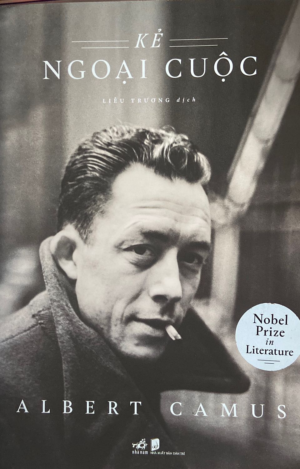 tiki giao hàng nhanh, sách ko vấn đề gì, sách đẹp giấy xịn ok nhưng phần tệ nhất là giọng văn của dịch giả. dùng từ ngữ khó hiểu, ngắt câu ngắn ngủn, câu cú đọc chả hiểu gì nói chung nếu ko muốn rước bực vào người như mình thì đừng mua.