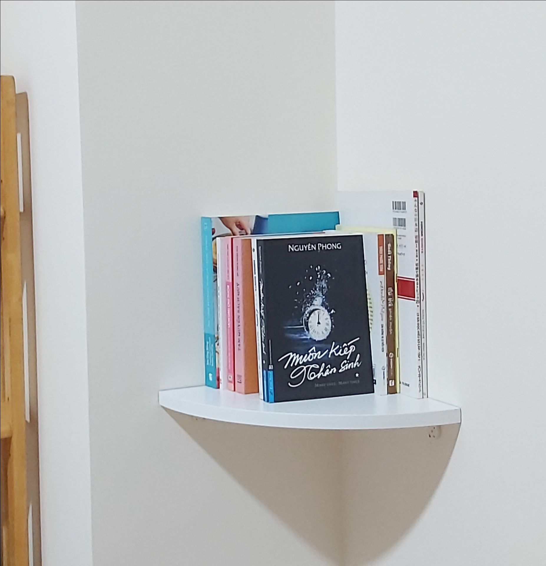 Kệ đẹp, bắt cũng khá dễ. thiết kế đóng tường nên không cần khoan. Kệ đẹp, bắt cũng khá dễ. thiết kế đóng tường nên không cần khoan.