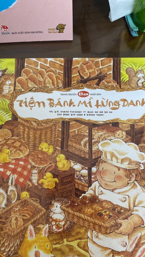 bộ ba cuốn này nhìn như bánh giáng sinh nhưng hoá ra ko phải, hình vẽ rất đẹp bìa cứng con dùng được lâu bộ ba cuốn này nhìn như bánh giáng sinh nhưng hoá ra ko phải, hình vẽ rất đẹp bìa cứng con dùng được lâu