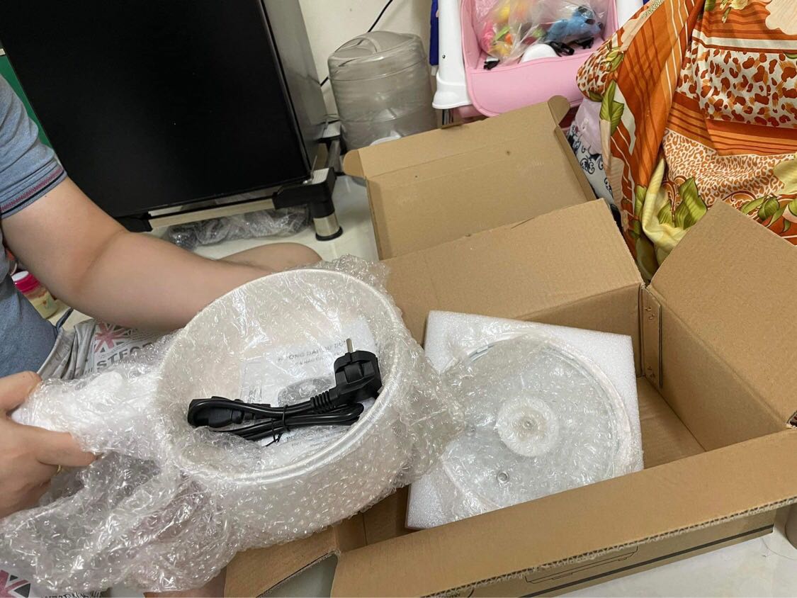 mua có lồng hấp nhưng lại giao nồi k có xửng hấp. Nhắn tin với shop thì kêu do không chịu kiểm hàng trước khi nhận và nói là không giải quyết. Mùa dịch mà nói phải kiểm tra lúc nhận hàng,shipper toàn để trước cửa sau đó đi liền rồi. Liên hệ với tiki muốn đổi trả thì 1 tuần chưa thấy ai tới. Coi kĩ bình luận thấy nhiều người cũng bị giống mình. Shop làm ăn *** ghê. Thật là thất vọng