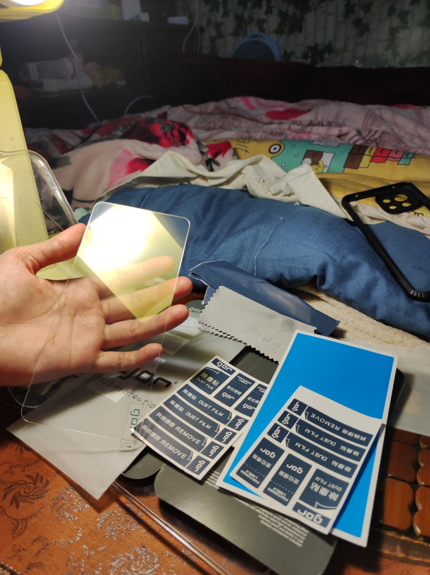 hàng đẹp, chất lượng , có đầy đủ phụ kiện cho dán màn hình. kèm theo khăn lau và băng keo chấm bụi, k hiểu kiểu cường lực hơi hụt hay do miếng dán bị hụt mà cảm thấy vẫn hở nhỏ ở mép màn hình.