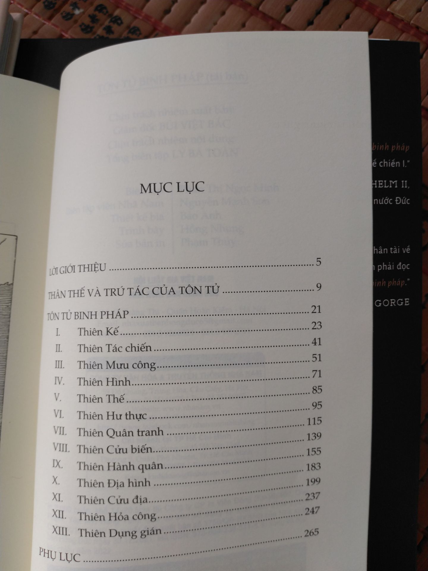 Sách bìa mềm, có kèm bìa rời, khổ giấy cầm vừa tay.

Cả Đông A lẫn Nhã Nam đều tái bản Tôn Tử binh pháp do cụ Trúc Khê Ngô Văn Triện dịch. Theo tôi, đây là bản dịch hay nhất. Về mặt ngữ âm, bản dịch đạt đến độ tương đương ngữ âm gần như tuyệt đối. Thay vì dịch dông dài, diễn ý lằng nhằng, cụ Trúc Khê dịch đỉnh đến mức số âm trong bản dịch bằng đúng số tiếng trong bản nguồn.
Ví dụ: Tôn Tử viết: Binh giả, quốc chi đại sự, tử sinh chi địa, tồn vong chi đạo, bất khả bất sát dã. Tôn Tử nói: Binh là việc lớn của nước, cái đất chết sống, cái đạo mất còn, không thể không xét tỏ.
Về măt ngữ nghĩa và ngữ dụng thì khỏi bàn, cái cô đọng của bản gốc được trình bày sang bản dịch một cách vô cùng tài tình. Ngoài ra, cụ Trúc Khê thay vì ví dụ bằng các trận đánh cụ thể như mấy bản Tôn tử khác, cụ lại dẫn những lời chú của 10 nhà binh pháp đời sau, trong đó có Ngụy Vũ đế Tào Mạnh Đức.