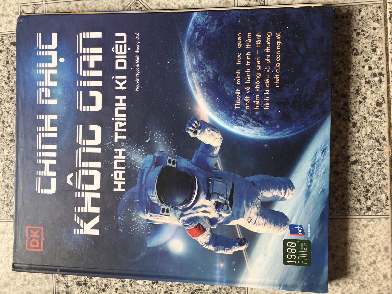 Chất lượng hình ảnh màu sắc đẹp. 
Sách dầy hơn 180 trang giấy màu mô tả các giai đoạn chinh phục không gian của con người. 
Chất lượng đóng sách không tốt. Đọc chưa xong mà gáy sách đã bung. Vẫn còn đường chỉ khâu lại nên chưa bị rớt trang giấy. Nhưng chắc không bền.