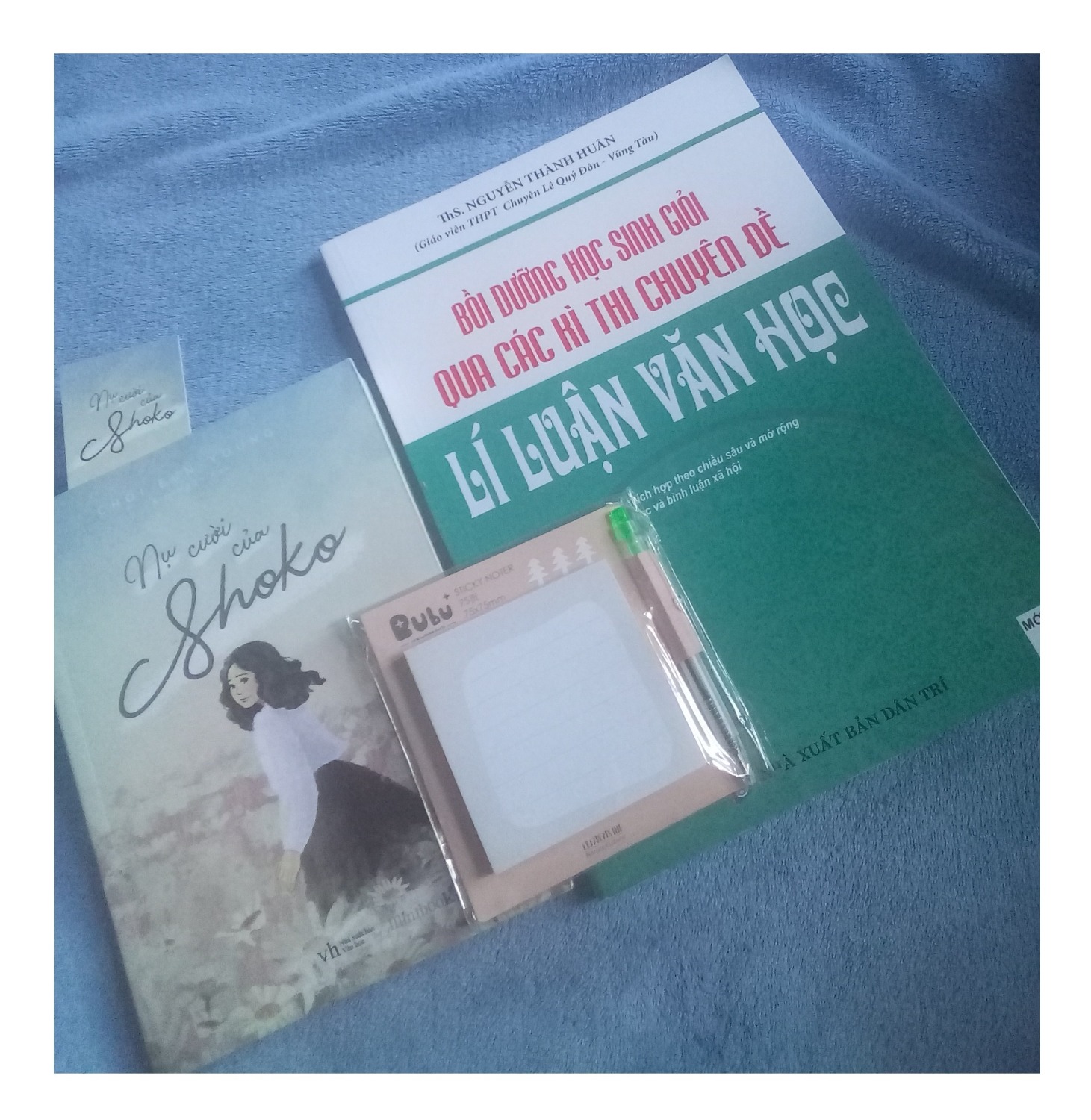 Sách ổn, màu đẹp, mà sách to hơn mình tưởng nhiều luôn ấy nhưng mình rất thích khổ này. Nhìn sách rất thích vì không bị một vết gì gọi là trầy xước luôn ấy. Chất giấy ổn áp lắm ạ, là giấy trắng các cậu nha. Nội dung thì oke lắm nha nhưng mình đọc qua thì nó đa số là thuộc về các lớp 11, 12 là đa số. Và nội dung thì là các đề mang hơi hướng học sinh giỏi nhé. Các cậu vẫn có thể mua để luyện cách hành văn. Mình cảm ơn ạ!
