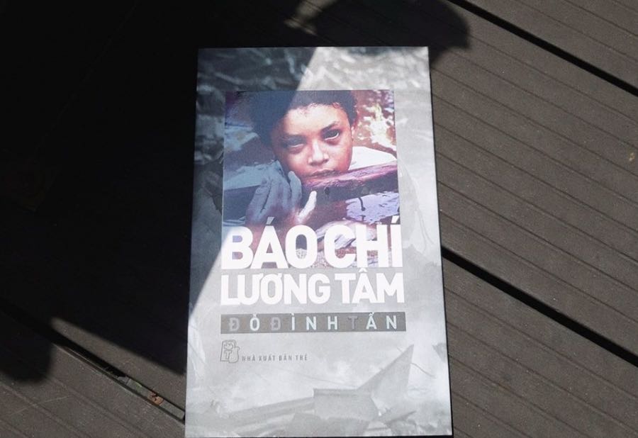 Sách cầm nhẹ tay, phần gáy sách không được dán chỉn chu lắm nên sợ sẽ dễ bị rớt. Tuy nhiên nội dung mình vừa đọc chương đầu thấy khá chất lượng