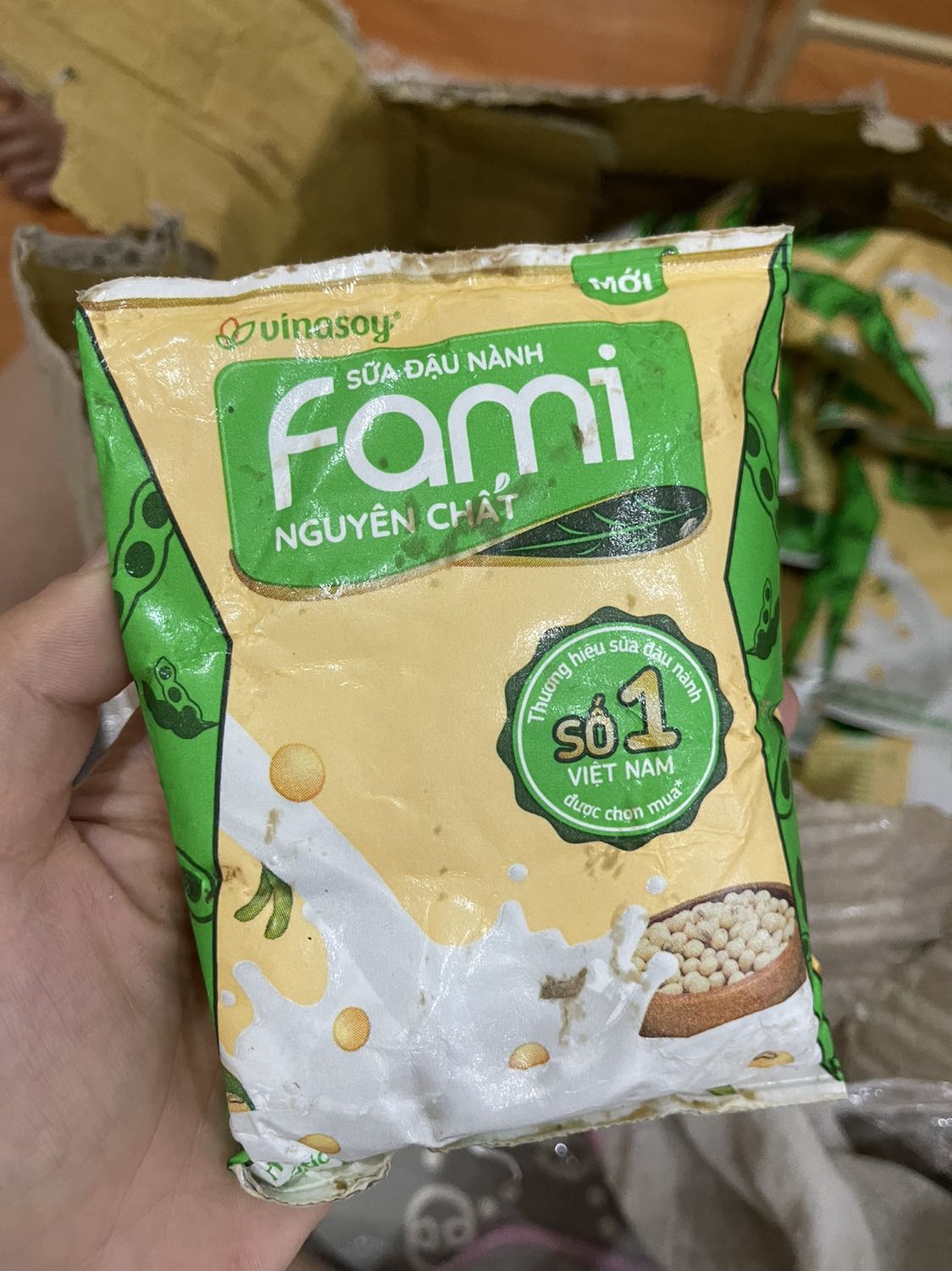 Mọi ng mua sữa là sản phẩm uống vào người nên hãy là ng tiêu dùng thông minh sáng suốt để lựa chọn đúng shop với đúng chất lượng. Còn đây là hàng mà e nhận của shop này đây. Treo đầu dê bán thịt ***. Và đây là những hình ảnh để mọi ng cùng tránh.
1: Sữa ko để trong thùng mà cho vào thùng giấy ko nhãn mác hiệu. Bọc sơ cua nhận tới tay thì thùng giấy ko nhãn mác này bị mục ẩm ướt và rất mùi ám hết vào túi sữa. Do kp thùng của hãng nên ko có độ cứng thành ra trong lúc vận chuyển bị hỏng hết các túi sữa bên trong. Có hình ảnh bên dưới m có đăng
2: Tất cả các túi sữa bên trong để kung tung, bị nhàu nát hết túi sữa, các túi sữa bị dính nc ẩm mùi hôi rất khó chịu. Hds có túi còn bị mờ đi như kiểu thùng này tráo mấy loại hàng vào với nhau vì ngay từ đầu đây kp 1 thùng sữa đóng nguyên zin. 
3: tất cả các cạnh ven túi bị bung chất dính và bẩn kinh khủng mùi hôi nữa ko thể nào mà cắn hay xe ra rồi mút đc vì xq đó rất rất bẩn.
4: Chỉ vì mua hàng sale rẻ hơn 20-30k  mà mua phải sưa ntn thì thà mua đắt lấy clg còn hơn rẻ mà mua về ko ăn ko uống nổi. Mua sự bực tức vào người. Nhận hàng từ từ mở ra mà cảm nhận là mùi hôi, nhìn túi sữa bẩn dơ rồi ọp ẹp vì dính nước.
5: Tôi cũng là ng kinh doanh buôn bán, nhưng làm gì bán gì hãy nên có tâm thì mới lâu dài đc. Nhất là lĩnh vực thực phẩm ntn. Tôi là ng khá dễ tính mà tôi nhận hàng ko thể chấp nhận nổi. Làm ăn thế này thì cái tâm vứt bỏ đi cho xong rồi. À mà có tâm thì đã ko bán mấy kiểu sữa ntn. Đôi lời gửi về cái đánh giá cho shop.
Thân ái và ko bao giờ gặp lại! 
Kinh tởm!