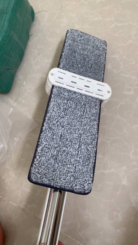 Trước nhà mình hay xài cái bộ lau nhà gia dụng bình thường ấy cứ phải dùng tay vắt rất là bất tiện luôn, vừa bẩn tay mà lại vất vả. Tham khảo mãi mới quyết định mua sản phẩmn này, tuy đã xem rất kỹ nhưng cũng khá bất ngờ về chất lượng :o khi dựng đứng cái là phần bông lau tự động gấp gọn lên rát hay. Gọn gàng và tiện lợi, bông lau mềm mịn bản lau to nên lau rất nhanh chóng. 1 sự lựa chọn đúng đắn, cảm ơn shop