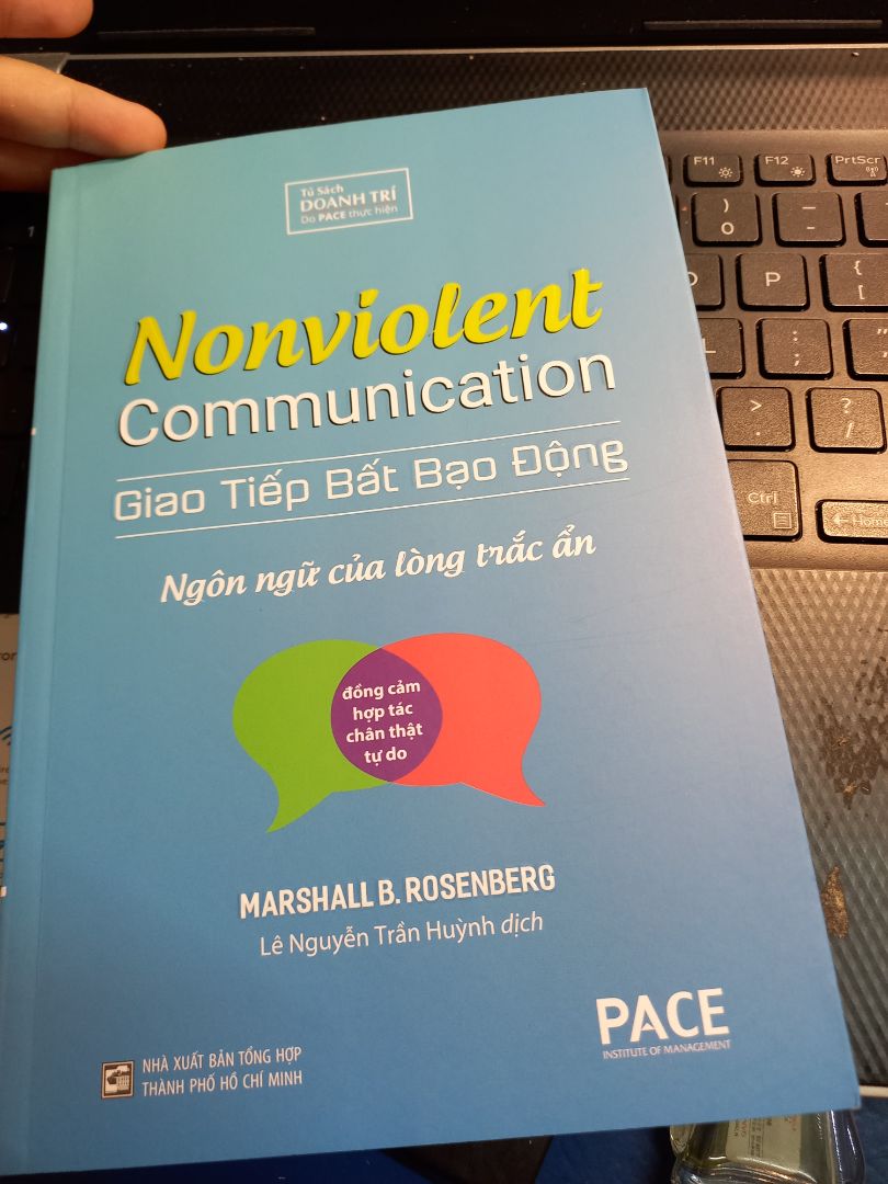 giao hàng hơi lâu. sách giao đủ, hàng ko bị hư hỏng gì. Mình biết đến pp này nhờ 1 video trên youtube nó đã giúp mình rất nhiều trong cuộc sống biết cách lắng nghe đúng và phản hồi lại với mn. Cảm ơn tác giả và người dịch quyển sách ý nghĩa này