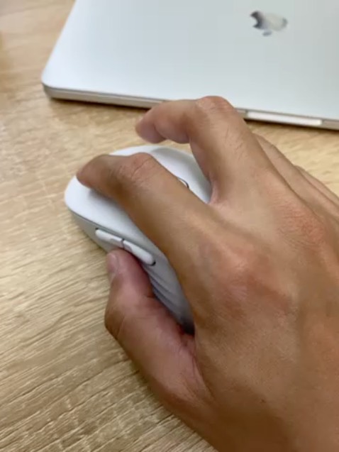 sản phẩm của logi đã sử dụng nhiều rất ok. cầm nắm thoải mái với tay mình. mình dùng loại L! kết nối bluetooth thì rất nhanh nhạy.. có cái khó là chuyển đổi qua lại giữa các loại kết nối hơi cực 1 tí.. còn lại rất ok