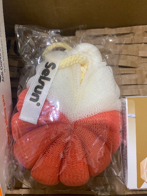 Dầu gội còn nguyên nhãn mác, tiếc là bữa sale giảm giá còn 150 không có mua. Shop có tặng cho mình 1 bông tắm nữa