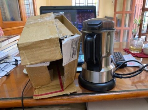 Đóng gói quá tệ !
Sản phẩm không như quảng cáo : nắp đậy không kín, lỏng lẻo ; dây điện ở thân máy hở .
Xay thì chưa biết thế nào nhưng tiếng máy êm.