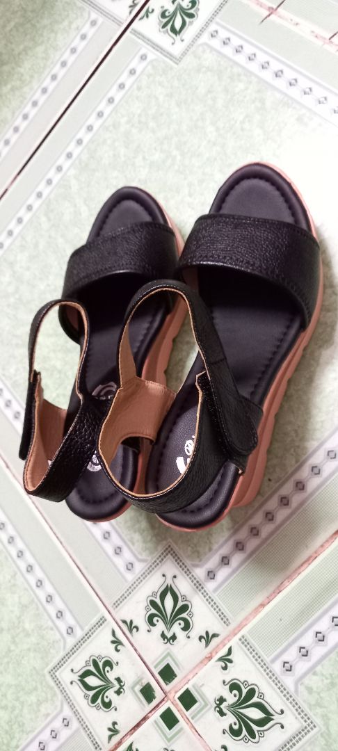 Gần 2 năm trước mình mua đôi màu da bò, mang thích quá, giờ mua thêm đôi đen. Giày mang rất êm, thoải mái, không đau chân. Đôi này mà mình mang đi được hết công viên landmark luôn là mọi ngưòi biết em nó êm cỡ nào rồi.