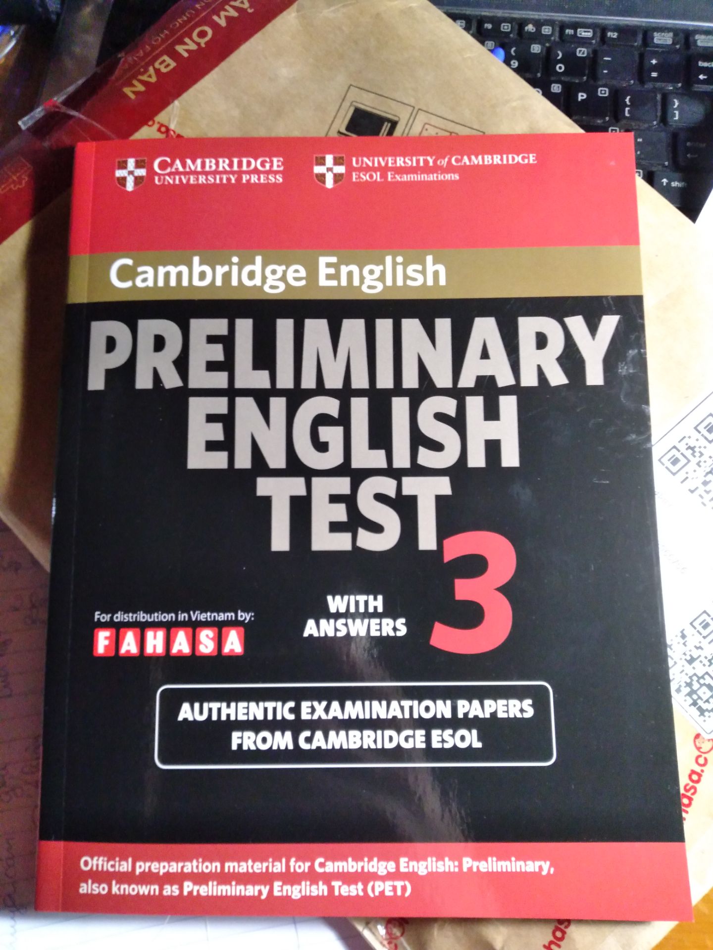 Sách được gói bọc cẩn thận, đẹp mắt nhưng có bám 1 chút băng keo ở bìa sách nhìn hơi khó chịu. Nội dung hay, chất liệu giấy và mực in đẹp nên rất hài lòng nha 😌