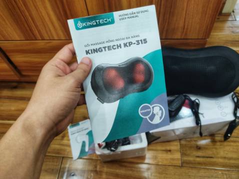 Trải nghiệm mua hàng tốt nhất mình từng có trên Tiki. Tốc độ xử lý đơn hàng rất ấn tượng trong đợt dịch này. Ck m đặt 2 con massage của Kigtech này ngày 7.9 đến cuối ngày 9/9 nhận được. 
Ngoại hình: Còn sản phẩm, thấy bên hãng hoàn thiện veri gút. Hộp nhìn sang, có hdsd tiêg Việt, sp đều dc in logo, gối dập logo chìm vs dc gắn tag của hãg.
Chất lượng: Cả 2 dòng đều có matxa hồng ngoại nhưng m cảm thấy gối nhiệt độ cao hơn nhiều. Còn cơ chế massage mỗi loại một kiểu. Con cầm tay massage hoạt động dạng xoay, Máy có thể điều chỉnh nhiều tốc độ massage, có vẻ hợp vs phần mềm phía trước như bụng, đùi chân tay, 2 bên cổ. M thích loại này để ms bụng sau khi tập yoga (dùng phía sau phải nhờ a ck giúp). Còn gối hợp phần phía sau như cổ lưng, đùi (gác lên) ... khi làm việc kê dưới lưng hay gắn trên ghế để ms gáy cảm giác rất phê pha. 
Chốt lại là rất ưng ý ạ, hi vọng sp dùng bền, vote 5 sao cho Tiki vs chủ shop trc. Đáng giới thiệu cho mn.