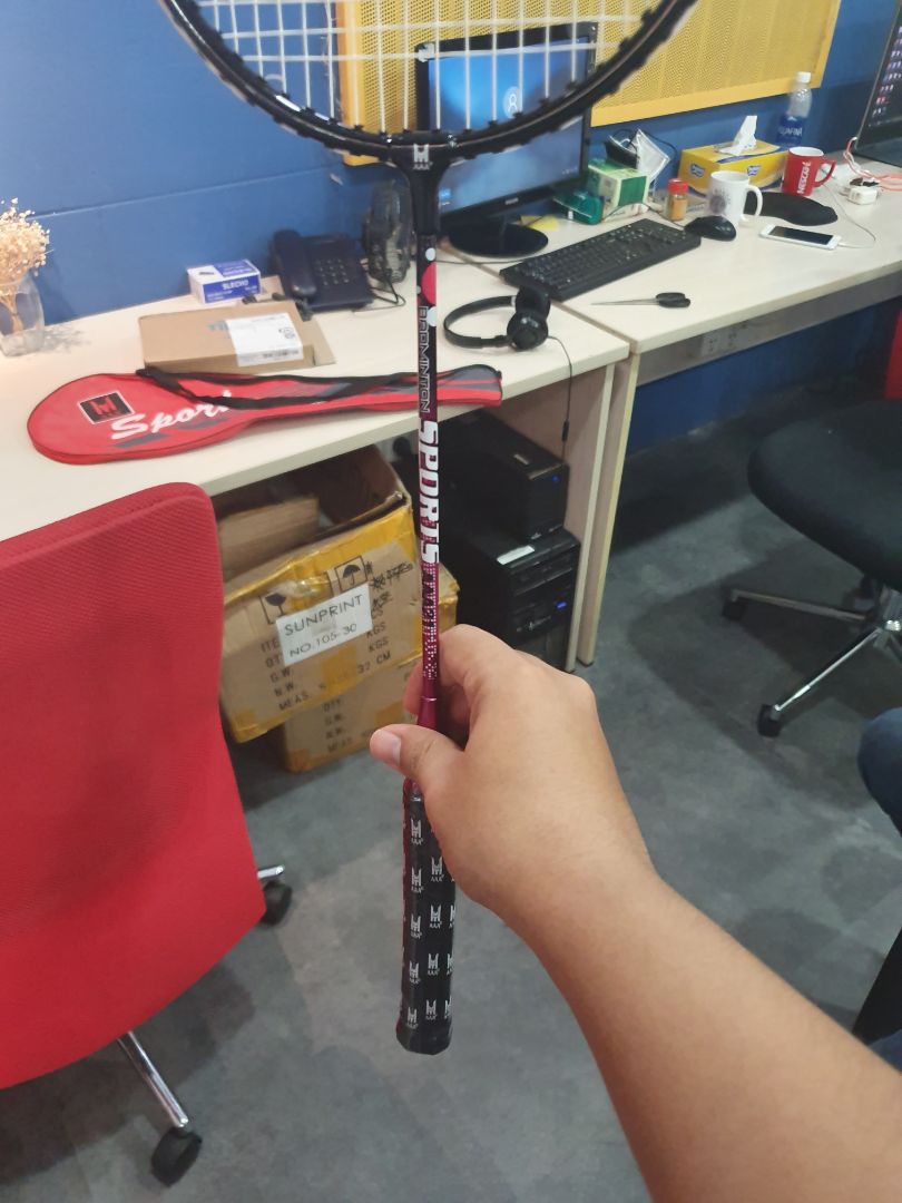 Cảm giác cầm tạm ổn, không quá nặng nhưng mà chất lượng thì bèo như tầm giá, dành cho mấy bé thiếu nhi đi học