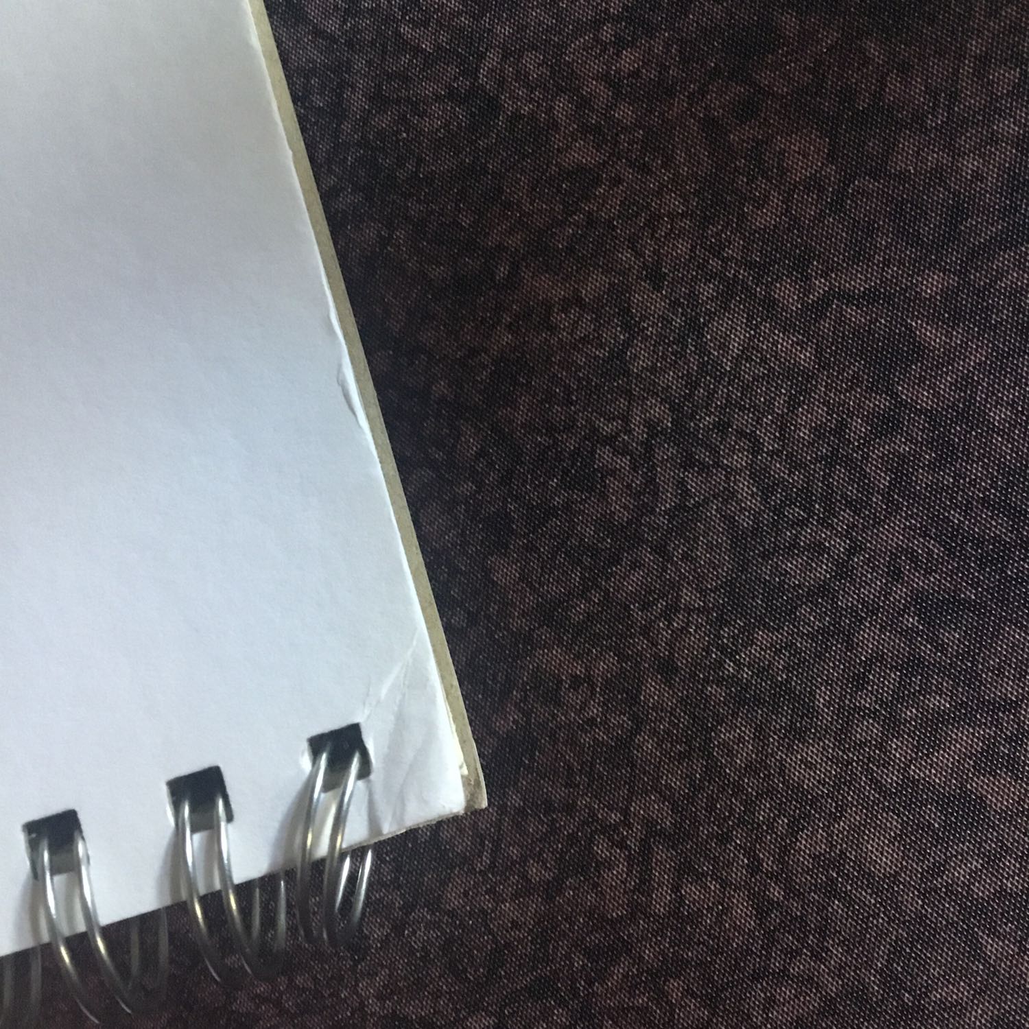 Shop giao đủ số lượng sản phẩm. Giấy tốt nhưng mình góp ý với shop là khi đóng hàng nên đóng 4 góc của sketch book và tập giấy vẽ bằng bìa cứng để tránh khi vận chuyển bị gãy góc nha.