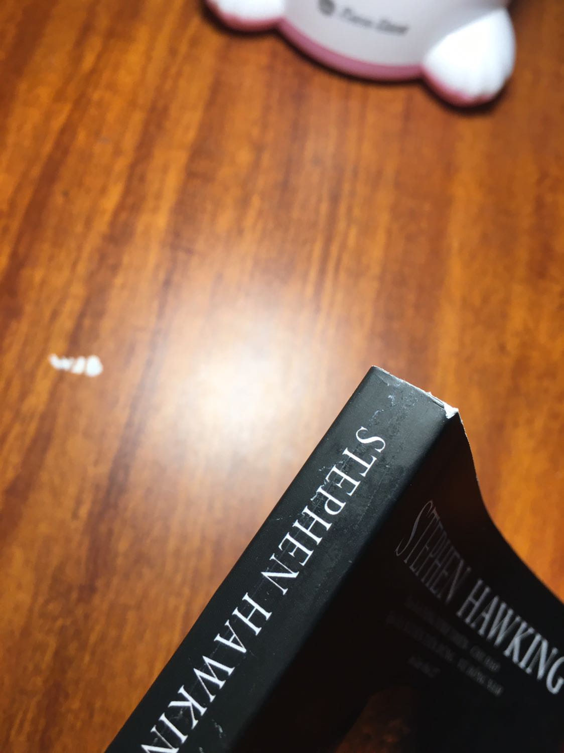 Sách hay, chất lượng tuyệt vời, giao hàng siêu nhanh, vừa đặt tối qua sáng nay có hàng luôn. NHƯNG sách vừa giao về thì bị trầy mất 1 phần phía góc sách và mặt sau thì như bị va chạm vào đâu đó khiến cho bìa sau bị cong lên 1 tí, suýt rách.