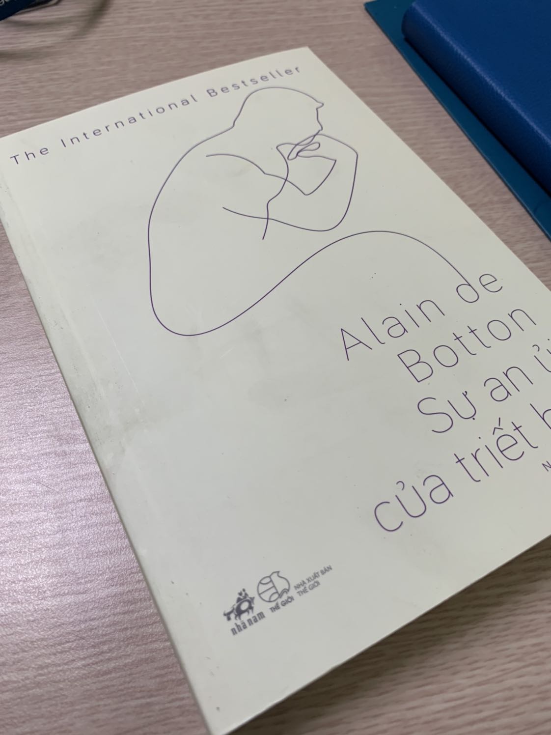 Bìa sách rất bẩn và bụi. Gây sách có nhiều nếp gấp không đều, Giấy bị cong. Mong Tiki có chính sách bảo quản và kiểm tra sách kỹ càng hơn trước khi giao cho khách hàng.
