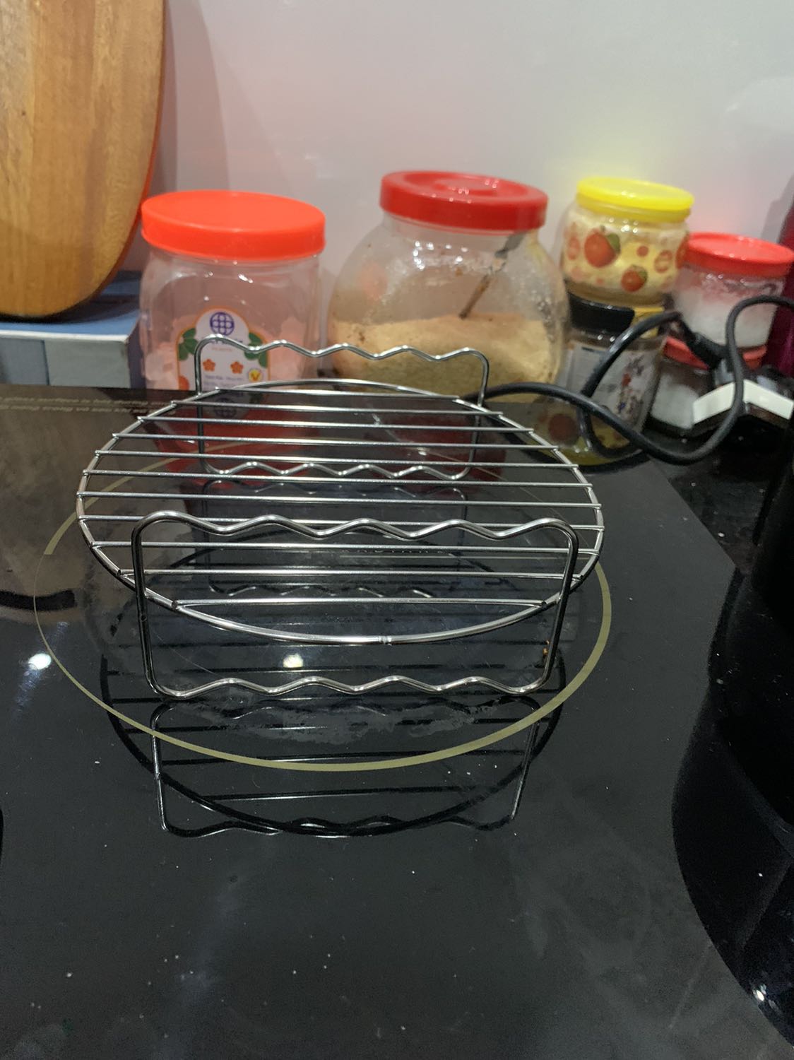 Đóng hộp chắc chắn, có đủ 5 món như mô tả. Ngoài ra còn có 4 xiên inox dùng để xiên thịt nướng.