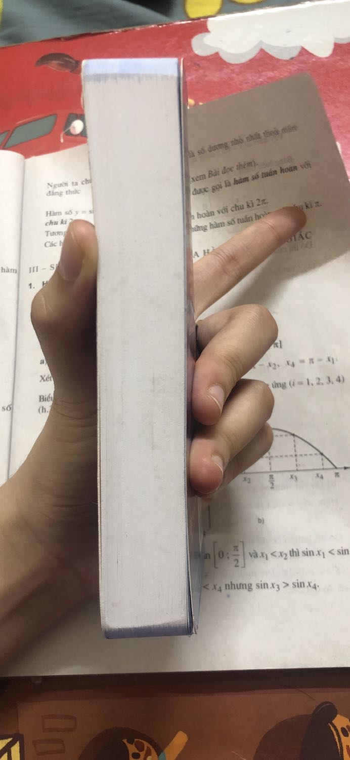 Quyển này thì mình rất thích, nhỏ gọn rất tiện đem đi học hoặc bỏ túi. Nội dung rất ok, có phát âm chuẩn. Nhưng mà ở góc nó có bị như hình, nhưng ksao chỉ một tí nên đánh giá 5 sao nha