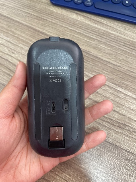 Sạc pin bằng cổng micro, không phải type C. Nhưng sẽ không bị lo hết pin mà chỉ cần dùng xong sạc. Bề mặt trên nó nhám bám tay, cầm ok không bị trượt, chuột mượt.