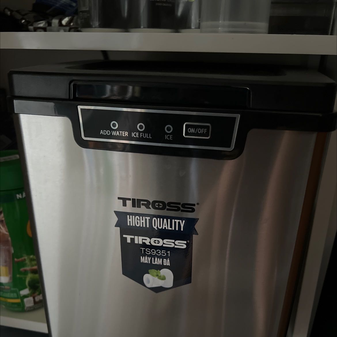 Máy rất gọn, làm đá nhanh, chủ động được nguồn nước sạch.