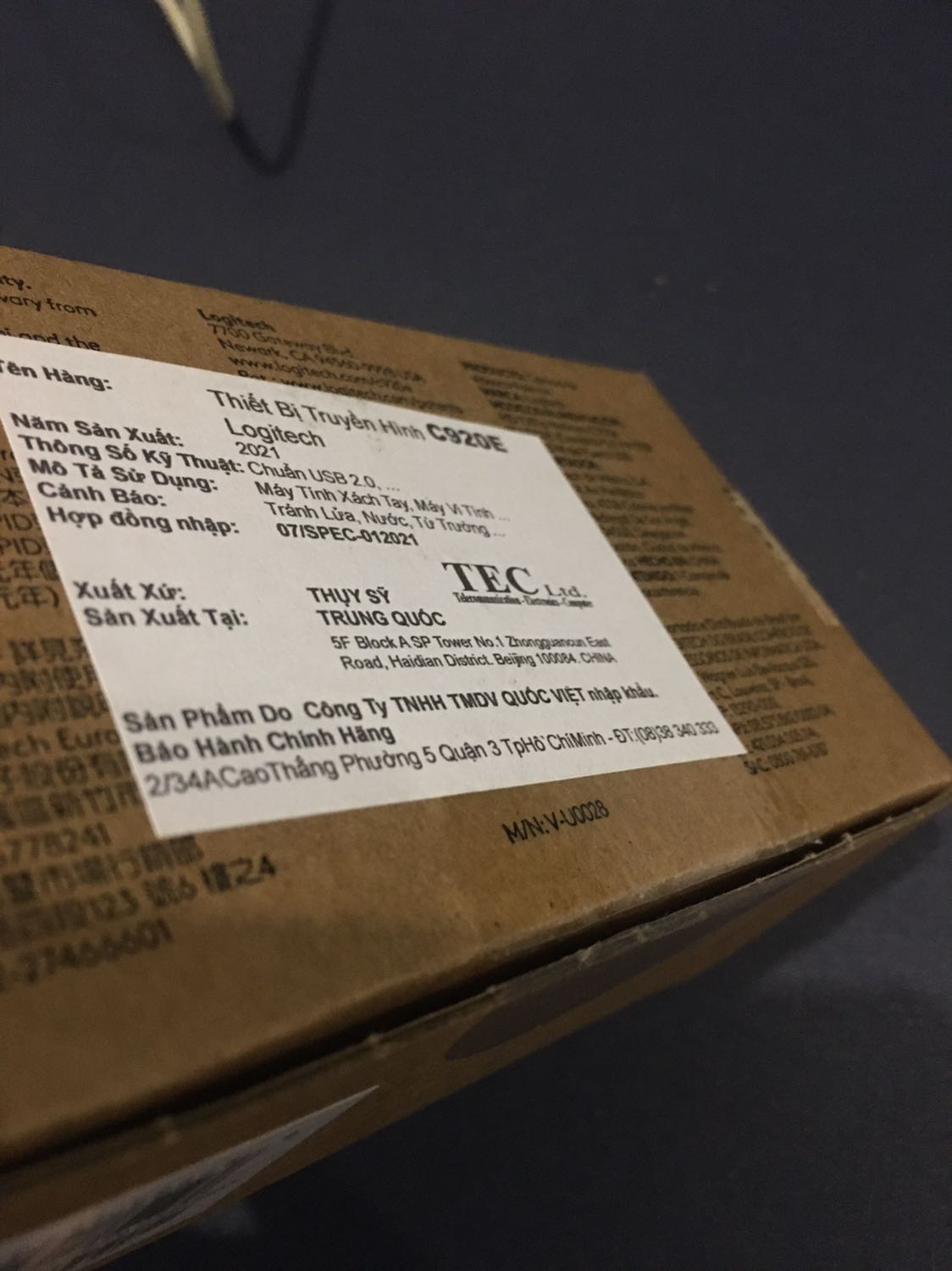 Mình mới nhận hàng thôi, *** sơ thì thấy cũng tạm ổn. Nhưng có điều rất không hài lòng mà đóng gói hộp sơ sài, đã vậy khi mình nhận thì hộp lại không còn nguyên seal. Cảm giác như shop giao cho mình hàng trả lại của khách khác hay hàng trưng bày vậy! Vài hôm có vấn đề gì thì mình nhất định đổi trả. 

Setup đơn giản, lên địa chỉ webpage theo hướng dẫn để cài đặt logitune thì cái app đó lại dính sát vào một góc phải của màn hình mà không kéo ra được. Thành ra là cái app phụ mini đó cũng k dùng gì được.