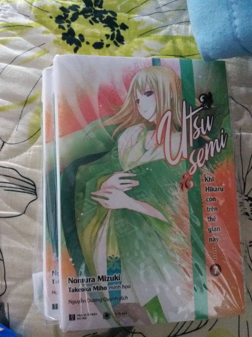 Shipper mới giao hàng cho mình hồi chiều có gọi điện thoại cho mình nhưng vì mình ở trên lớp nên ko bắt máy. Nên ba mẹ mình nhận giúp. Đi học về thì mở ra, thấy 2 cuốn bị trùng nhau, trong khi mình đặt 1 cuốn vol.7 1 cuốn vol.8!
Mong Tiki sớm giải quyết ạ