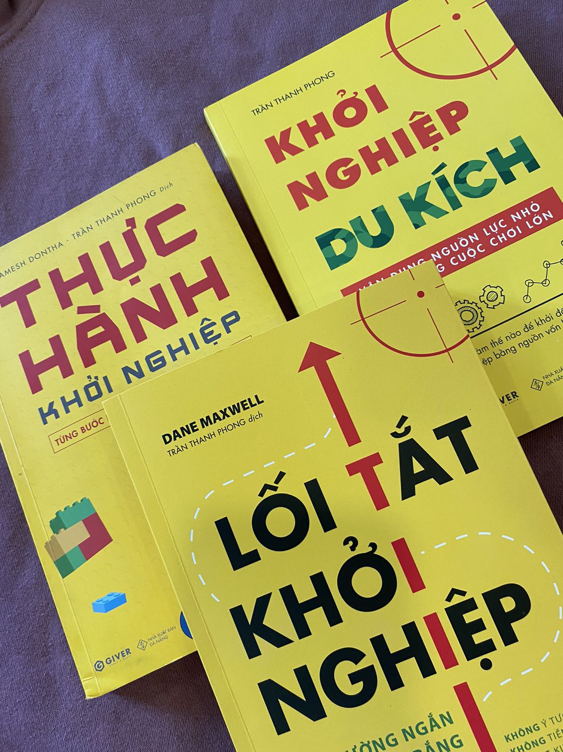 Đang tính mua mấy cuốn lẻ thì KHỞI NGHIỆP BOOK lại ra mắt 2 combo Khởi Nghiệp Bán Lẻ và Khởi Nghiệp Du Kích nên mình hốt luôn, hehe 
Đúng với tên KN Du Kích - bộ sách 3 cuốn khác nhau nhưng lại có mỗi liên kết mang đến những thông điệp mới lạ mà chính những “dân mới” trong làng khởi nghiệp đang loay hoay tìm kiếm.