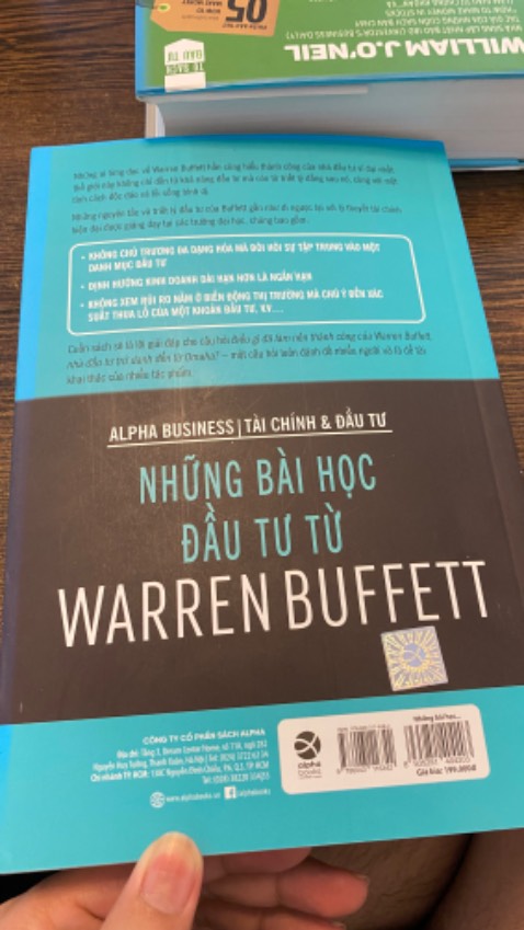 Thảm hoạ dịch thuật. Dịch như google translate. Sách được dịch bởi những người không chuyên, nhóm dịch giả cũng tự nhận là trình độ tiếng anh còn hạn chế vẫn cố gắng dịch. Thực sự đọc rất chán, lủng củng, khó hiểu, khó nhuốt. Chưa thấy cuốn nào viết về Warren chán như cuốn này. Tôi thấy ko đáng khi bỏ ra gần 200k để mua cuốn sách này. Alpha Book làm sách ẩu quá, sau mua sách của bên này tôi sẽ phải xem xét kỹ càng, cận thận hơn. Tốt nhất a e đừng mua, phí tiền, tốn thời gian lại thêm bực mình.