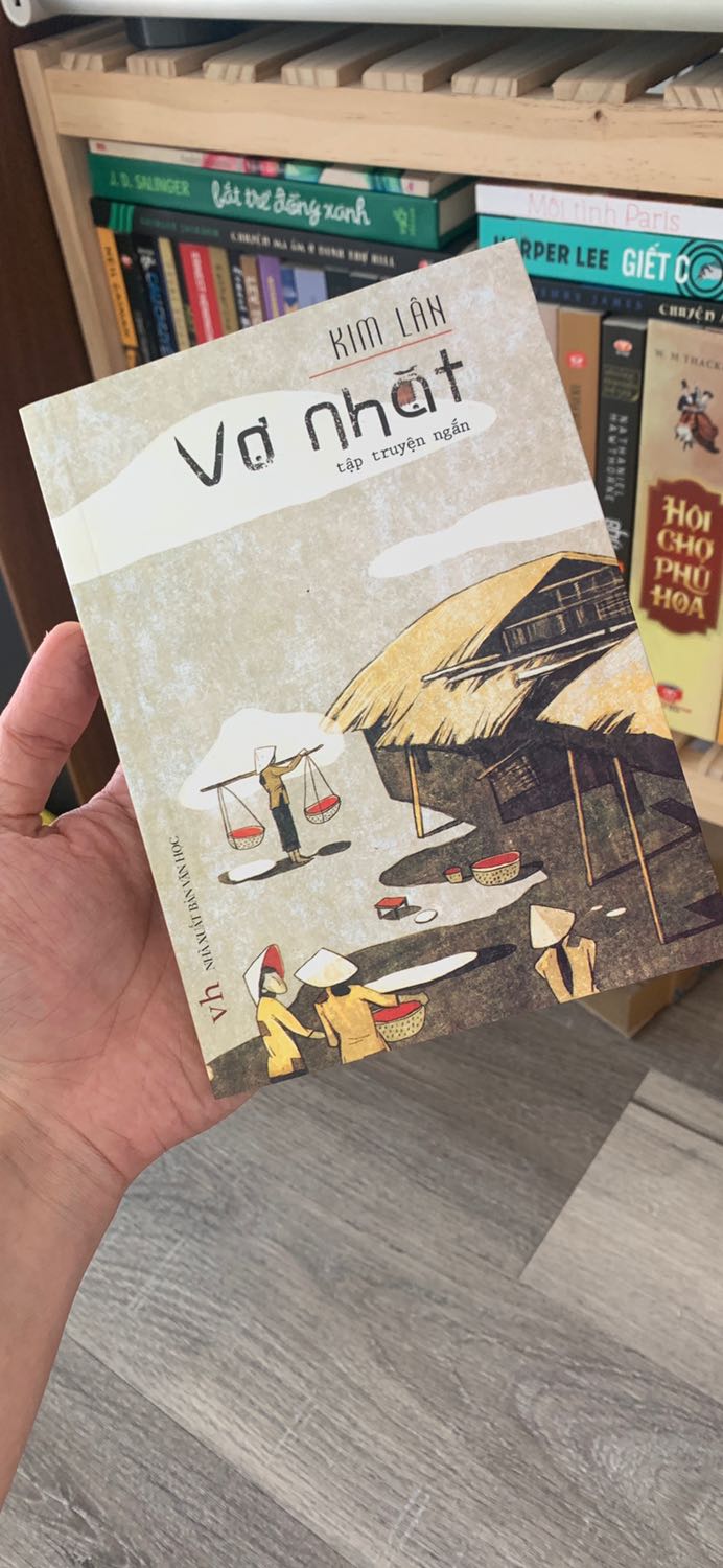 Nội dung sách tốt, tác phẩm nổi tiếng của nhà văn Kim Lân mà. Tuy nhiên chất lượng giấy không tốt, dễ bị mốc theo thời gian do chất giấy kém, cầm nhám tay, được cái nhẹ. 

Cám ơn tiki đã giao sách nhanh và tốt
