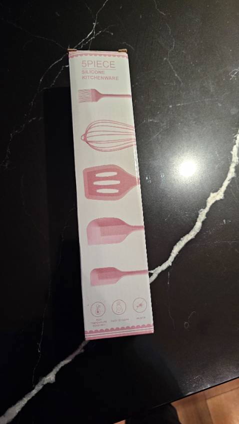 Mình đạt mua bộ cán bột và tấm lót thì shop ship cho bộ dụng cụ chả liên quan gì như hình ảnh, chán