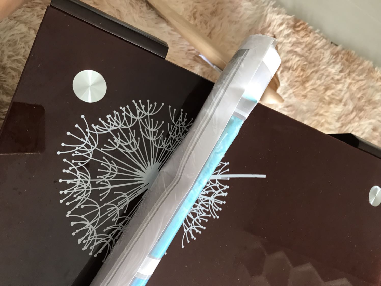 Đóng gói bị nát keo ko ăn. Nói chung là ko hài lòng và thấy hơi phí tiền. Gói keo kèm theo cũng chẳng biết pha thế nào là 1 ít