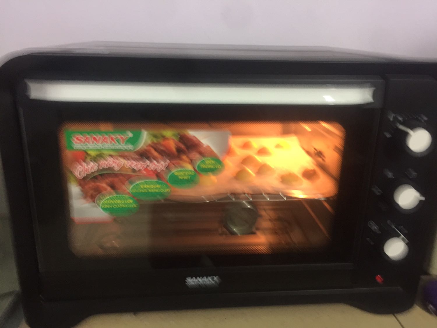 Nhận được lò cũng không lâu lắm vì mình ở xa, phía trên lò hơi móp xíu xíu, nói chung đầu tiên cũng vui đấy. Check nhiệt thì chênh lên hẳn 50 độ, ở xa gửi đi sửa cũng hết hơi nên thôi mình tạm chấp nhận. Cứ nghĩ ok rồi ai ngờ nướng mới thấy nó cứ kêu cộp cộp như gõ thành lò ấy, muốn hết hồn luôn. Có quay video nghe rõ tiếng mà tiki khôgn có tải video lên được