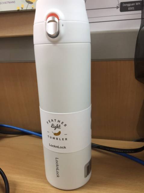 Sản phẩm nhỏ gọn, tiện tầm tay. Trọng lượng khá nhẹ đúng theo mô tả. Sơn lì tạo cảm giác chắc tay. Tuy nhiên mình cảm thấy lớp vaccum khá mỏng không biết có đủ để giữ nhiệt lâu không. Đế không có lót cao su nên khi đặt bình xuống cần nhẹ nhàng. Mình thích đế có lót cao su hơn.