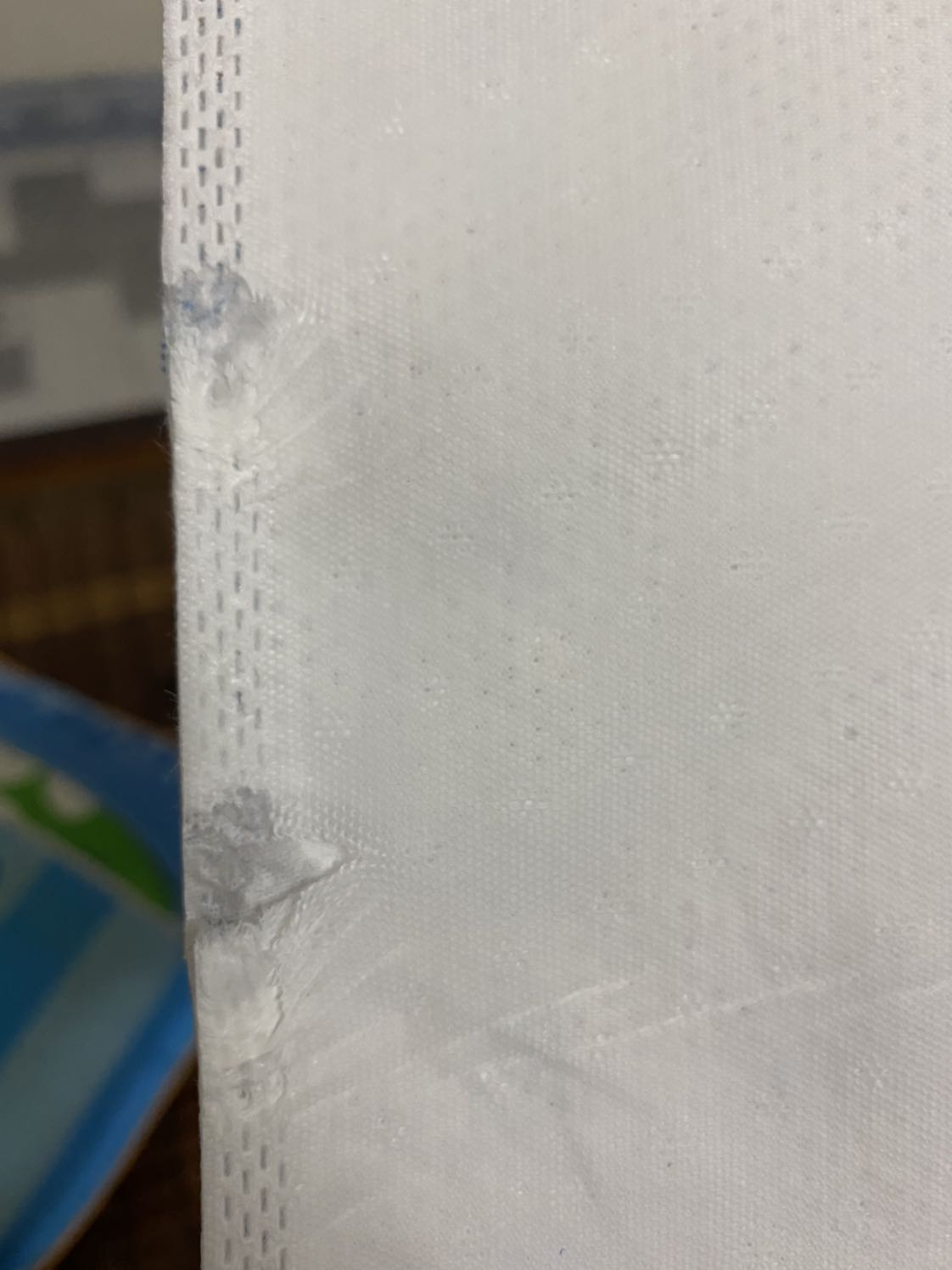 Mình nhận hàng và kiểm tra thì thấy có rất nhiều miếng bị rách như hình. Cần lời giải thích từ shop