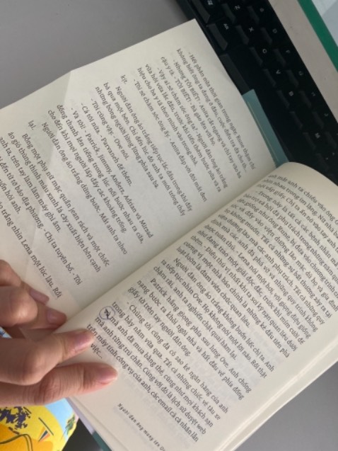 Cũng hay, nhưng mà thật sự ko quá ấn tượng như mình mong muốn. Ko hài hước như nhiều ng nói, tình huống cũng k quá kịch tính và lôi cuốn. Đơn giản chỉ là câu chg về cuộc đời của ông Ove.... mình chấm 6/10 điểm.