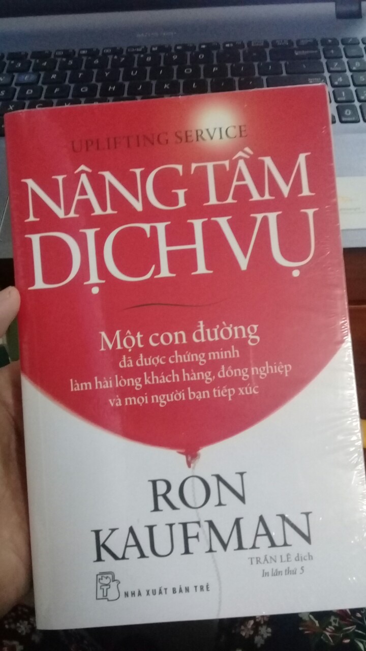Sách nhẹ, chất giấy không đẹp lắm. Sách mình đã xem review nên mới mua. Giao hàng nhanh quá, mình mới đặt tối hôm qua, sáng sớm nay đã nhận được hàng. Hàng đóng đầy đủ chắc chắn. Mua sách tại tiki rất yên tâm.