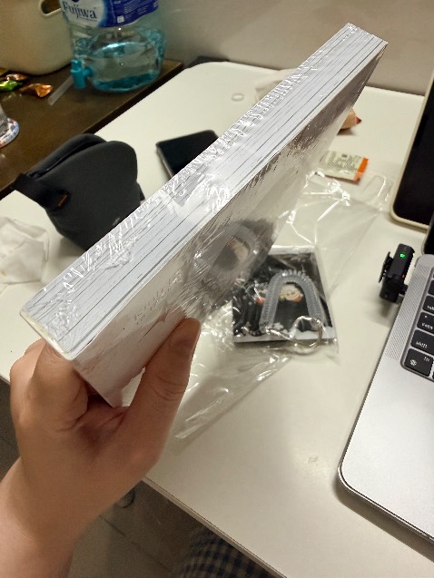 SÁCH 10 ĐIỂM, TIKI 0 ĐIỂM
Quá thất vọng về cách Tiki bán hàng. Lần đầu giao tới bọc bookcare ẩu tả (ảnh 1-2). Mình gọi điện lên tổng đài phản ánh được hỗ trợ đổi trả. 

Sau khi đổi trả lần 1 thì giao cuốn mới nguyên seal không có bookcare (hình 3-4), ủa :)))))) nhưng trong lịch sử bookcare thì vẫn trừ. 

Mình đổi trả lần 2, Tiki giao cho mình 1 cuốn đã bóc seal, NHƯNG VẪN KHÔNG BỌC BOOKCARE (hình 5-6). Ủa là gỡ seal ra để chi mà không tròng cái bọc bookcare vô vậy Tiki????? Tiki lấy sách cũ đã bóc seal gói đại cho mình mà không kiểm tra à???

Gọi điện phản ánh tổng đài thì giải quyết cực chán. Thứ nhất, không có câu trả lời thoả đáng cho việc tại sao đơn đổi trả mấy lần vẫn không làm đúng yêu cầu. Thứ hai, Tiki thậm chí không thể cam kết lần sau đơn hàng của mình sẽ được thực hiện đúng, trong khi mình chỉ yêu cầu bọc bookcare thôi chứ chả yêu cầu gì quá đáng.

Mua hàng từ 27/11, đến nay là 5/12 vẫn đang đổi trả không hồi kết :))) mình mua sách ở Tiki chắc cũng phải hơn 5-6 năm rồi lần đầu gặp trường hợp giải quyết chán cỡ này, không biết Tiki tính chơi bài cù nhây đổi tới đổi lui như vậy để làm gì? Trong khi đổi xong vẫn vậy?