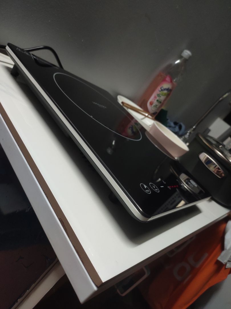 Bếp mỏng và nhẹ, trông không quá cồng kềnh và rất xinh. Có 4 chức năng cơ bản để nấu nhưng thực ra không quá quan trọng. Bếp hẹn giờ được nên nấu nướng rất tiện. Công suất cao, sôi nhanh, nấu gì cũng chỉ mất vài phút