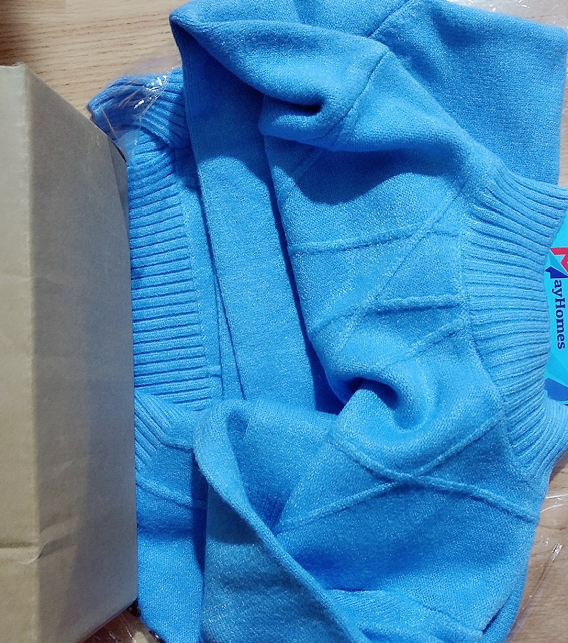 Rất hài lòng với mẫu sản phẩm này Áo Len Nữ Cổ Chui, chất liệu rất đẹp, màu sắc OK. Được kiểm hàng trước khi thanh toán nữa ? rất thích luôn ạ ?