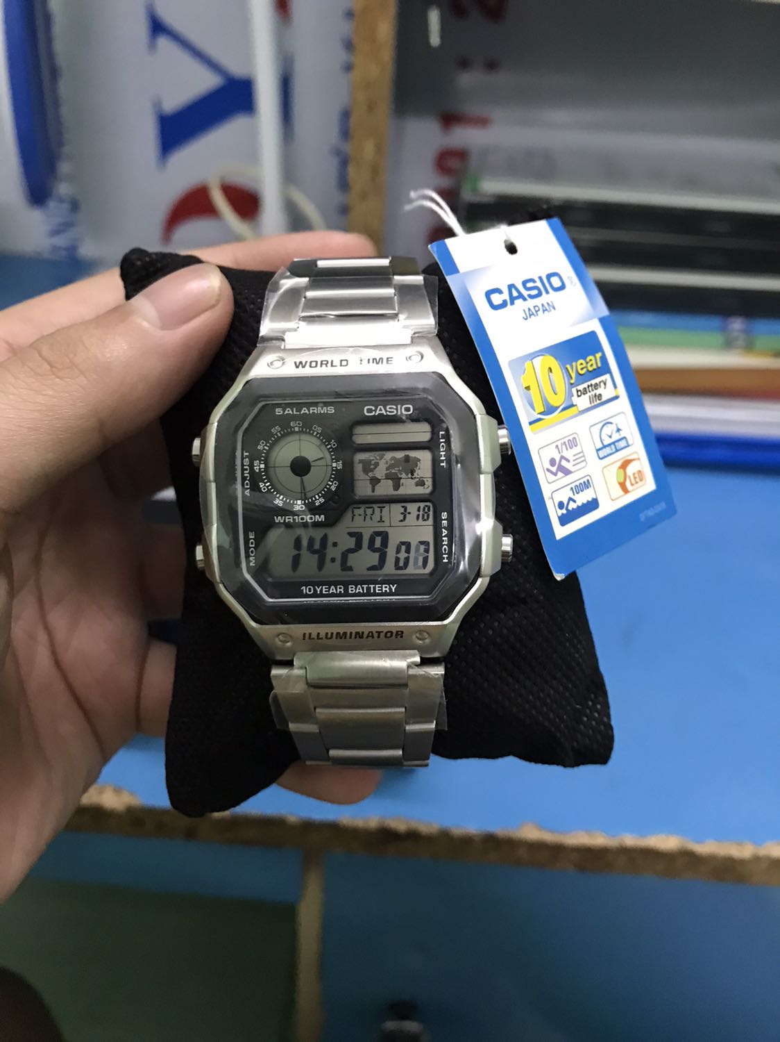 Hàng chính hãng. Tiki giao hàng rất nhanh, shop gói hàng khá kỹ, bên trong hộp có sách hướng dẫn sử dụng của Casio và phiếu bảo hành. Đồng hồ đeo rất nhẹ tay làm mình khá bất ngờ.