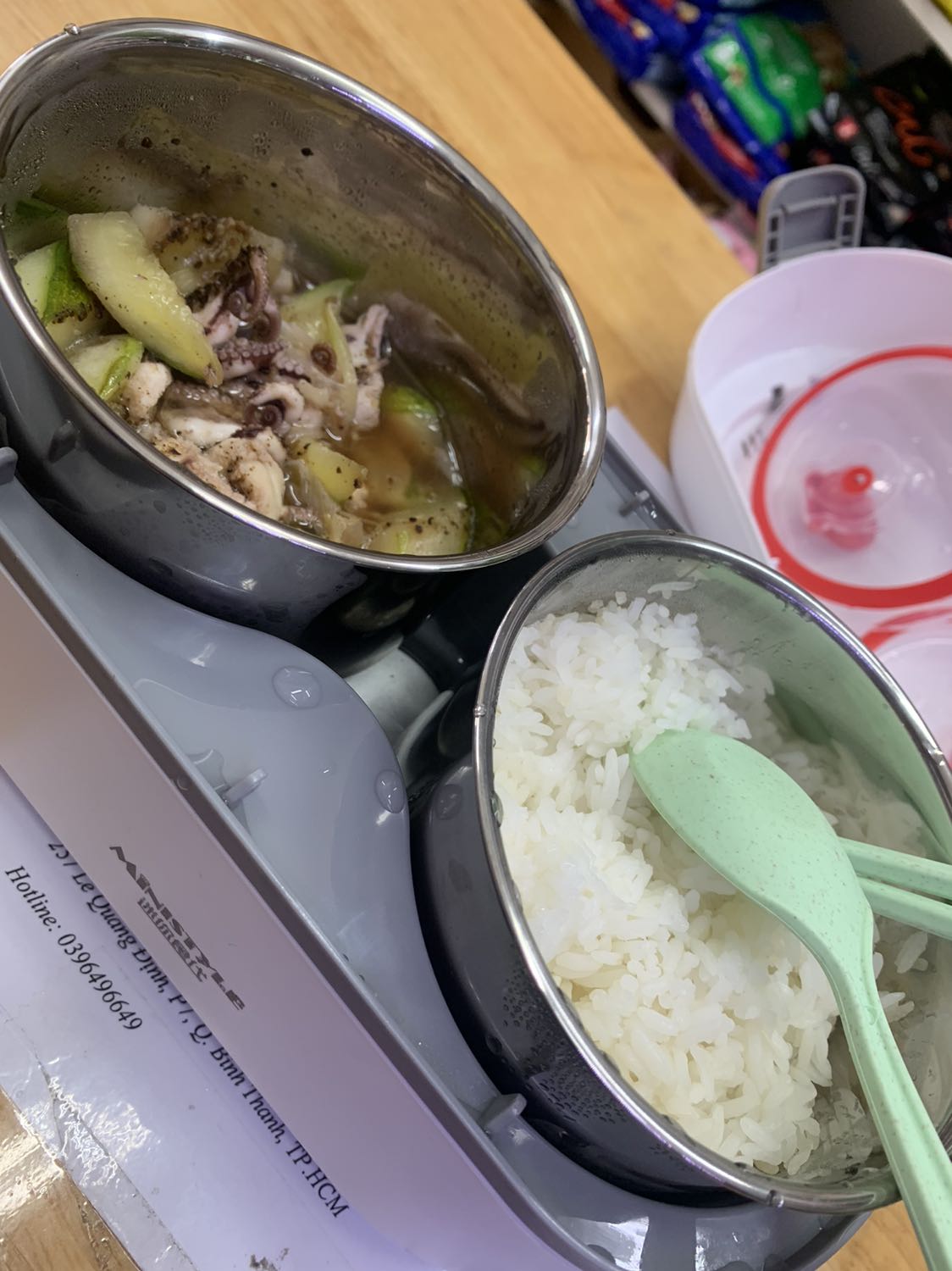 Xịn xỉuuu, đóng gói kỹ, chắc chắn, m dùng tiki now nên giao siêu nhanh. Hộp cơm siêu đỉnh, có điều m hâm cơm theo hướng dẫn ảnh shop đăng, 80ml mà 20p hơn chưa sôi hết nữa, m nghĩ chắc kì sau sẽ giảm lại phân nửa nc thui. Đem đi làm siêu tiện 💯💯💯